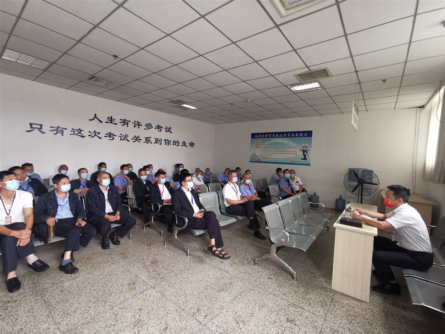 落實(shí)主體責(zé)任，推動安全發(fā)展_副本